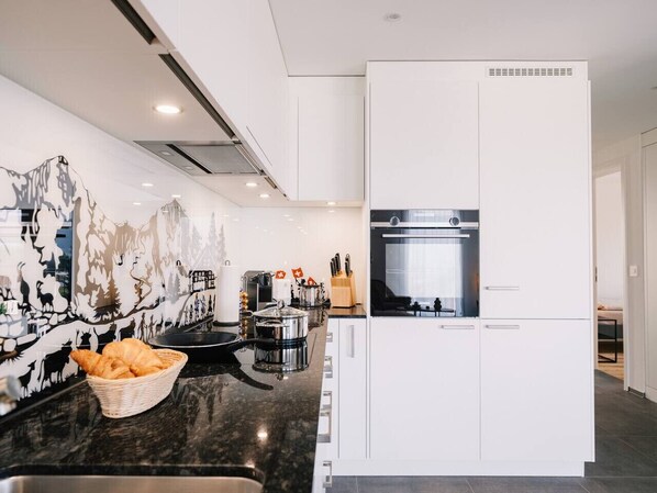 Fridge, oven, stovetop, dishwasher