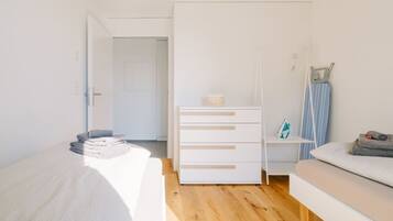 2 Schlafzimmer, Schreibtisch, BĂŒgeleisen/BĂŒgelbrett, Reisekinderbett