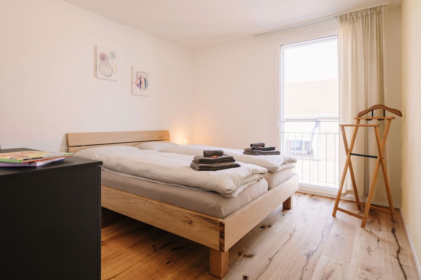 2 chambres, bureau, fer et planche à repasser, lit parapluie