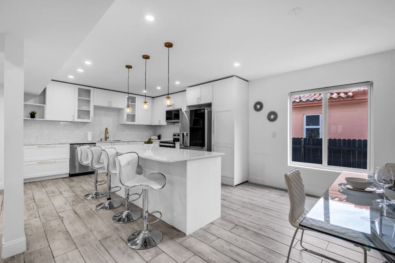 Fridge, microwave, stovetop, dishwasher