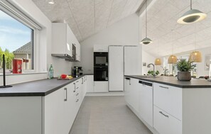 Fridge, microwave, stovetop, dishwasher - Awesome home in Glesborg with sauna (Glesborg)