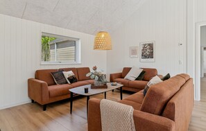 TV, table football, ping pong - Awesome home in Glesborg with sauna (Glesborg)