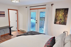 2 bedrooms, desk, travel cot, WiFi - Tonquin Beach House - Wood Fireplace | EV Charger | Steps from Beach I Tofino (Tofino)