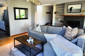 TV, fireplace, books - Tonquin Beach House - Wood Fireplace | EV Charger | Steps from Beach I Tofino (Tofino)