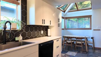 Kylskåp, mikrovågsugn, ugn och spishäll