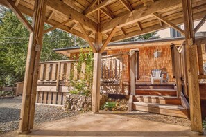 Property grounds - Tonquin Beach House - Wood Fireplace | EV Charger | Steps from Beach I Tofino (Tofino)