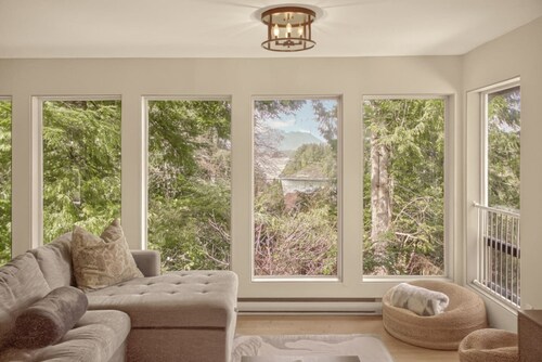 Tonquin Beach House - Wood Fireplace | EV Charger | Steps from Beach I Tofino