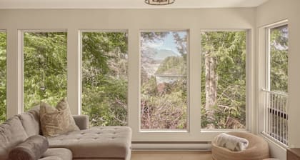 Tonquin Beach House - Wood Fireplace | EV Charger | Steps from Beach I Tofino