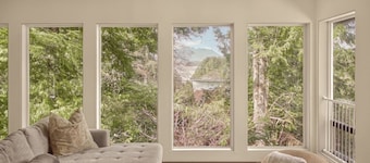 Tonquin Beach House - Wood Fireplace | EV Charger | Steps from Beach I Tofino