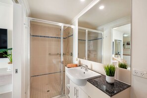 Hair dryer - Luxurious City Centre Studio - Space & Style (Cairns City)