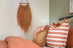 1 bedroom, iron/ironing board, WiFi, bed sheets - Luxurious City Centre Studio - Space & Style (Cairns City)