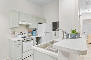 Microondas, horno, placa de cocina, lavavajillas