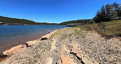 2-bedroom condo in nice Kimberling City with AC