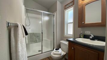 Regadera, secadora de cabello, toallas, jabón