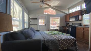 Tabla de planchar con plancha, wifi y ropa de cama