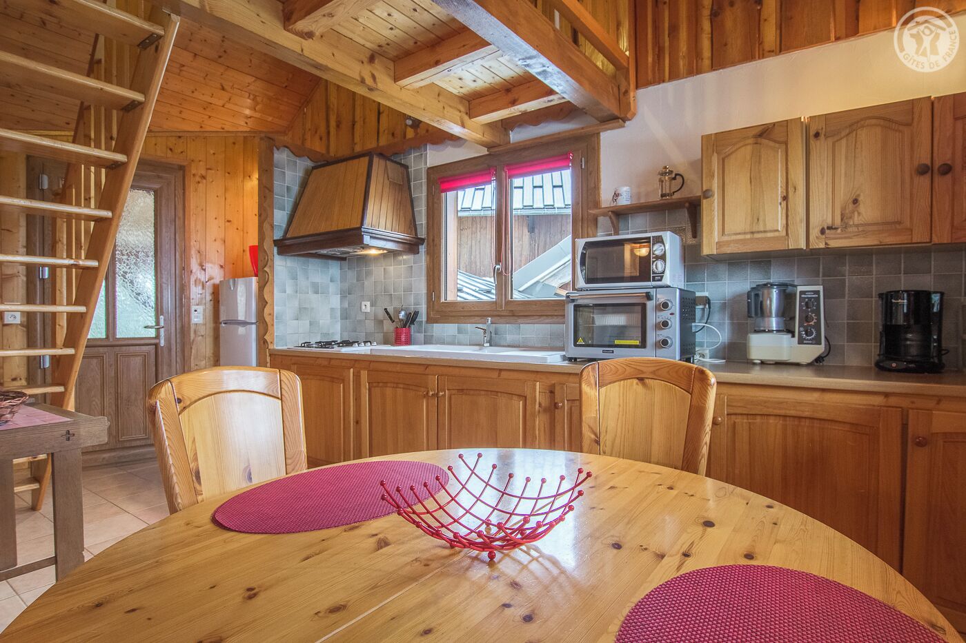 Fridge, oven, stovetop, coffee/tea maker