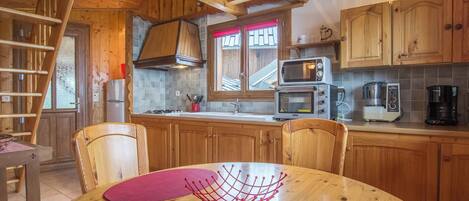 Réfrigérateur, four, plaque de cuisson, cafetière/bouilloire