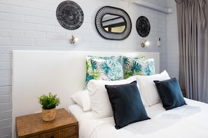 House | 1 bedroom, laptop workspace, iron/ironing board, bed sheets - Batemans Bay Studio Escape With Lush Vista (Batehaven)