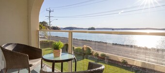 Batemans Bay Studio Escape With Lush Vista