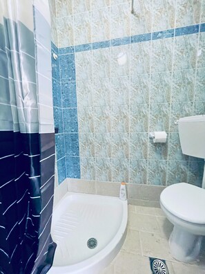 Douche, sèche-cheveux, serviettes fournies, savon