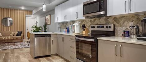 Mikrowelle, Ofen, Herdplatte, Geschirrspüler