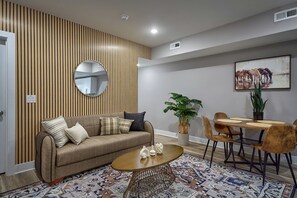 TV - Rustic Comfort Meets City Living / 2BDRM / PA (Philadelphia)