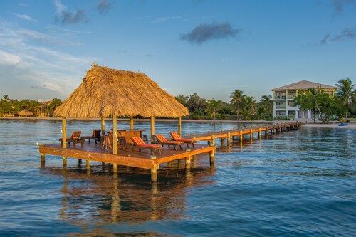 Modern 3BR OceanViewEscape: Pool-Beach-Pier Access