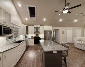 ثلاجة، ميكروويف، فرن، موقد طهي مسطح