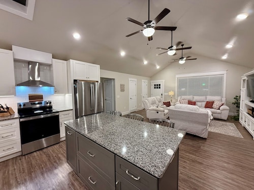 Two Tired Inn: Cozy, convenient, hot tub, fire pit, by trails, museums, downtown