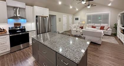 Two Tired Inn: Cozy, convenient, hot tub, fire pit, by trails, museums, downtown