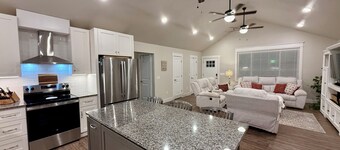 Two Tired Inn: Cozy, convenient, hot tub, fire pit, by trails, museums, downtown