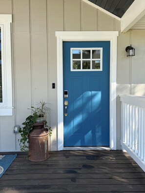 Exterior detail - Two Tired Inn: Cozy, convenient, hot tub, fire pit, by trails, museums, downtown (Bentonville)