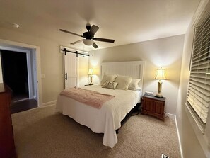3 bedrooms, desk, iron/ironing board, travel crib - Two Tired Inn: Cozy, convenient, hot tub, fire pit, by trails, museums, downtown (Bentonville)