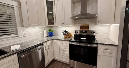 Two Tired Inn: Cozy, convenient, hot tub, fire pit, by trails, museums, downtown