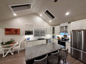 Fridge, microwave, oven, stovetop - Two Tired Inn: Cozy, convenient, hot tub, fire pit, by trails, museums, downtown (Bentonville)