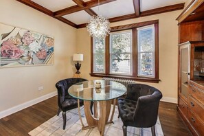 Dining - Spacious King 1BD • Top Floor Walkable Edgewater (Chicago)