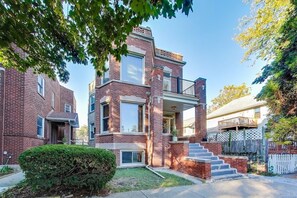 Exterior - Spacious King 1BD • Top Floor Walkable Edgewater (Chicago)