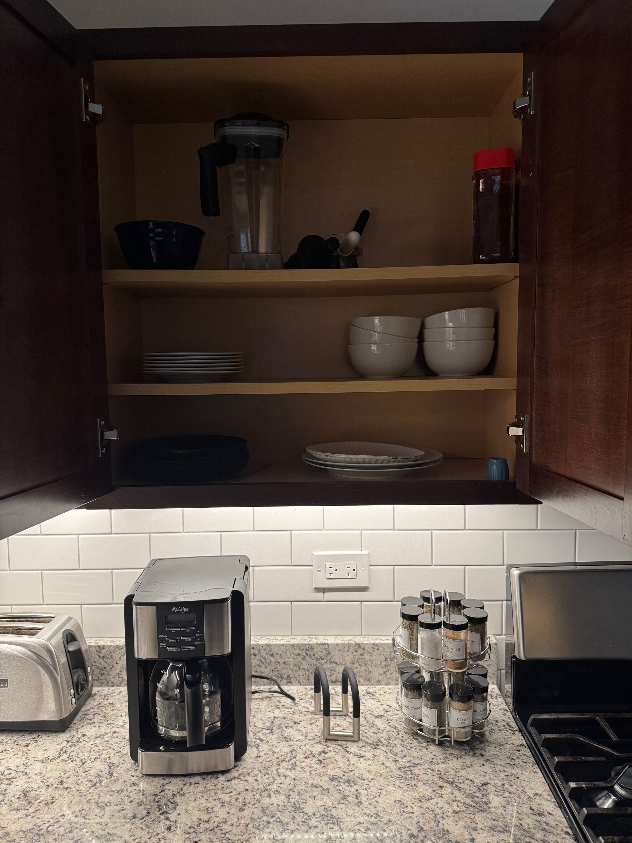 Kjøleskap, mikrobølgeovn, ovn og kokeplater