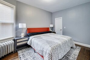 1 bedroom, iron/ironing board, Internet, bed sheets - Spacious King 1BD • Top Floor Walkable Edgewater (Chicago)