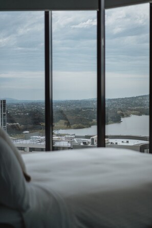 2 عدّة غرف نوم ومكواة/لوح كي وملاءات أسرّة