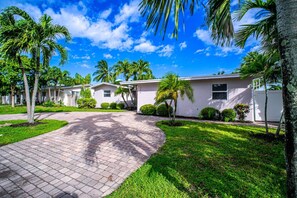 Property grounds - Stylish 4BR Oasis | Heated Pool, Spa & Fire Pit (Pompano Beach)