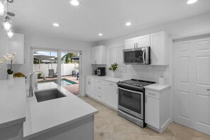 Fridge, microwave, oven, stovetop - Stylish 4BR Oasis | Heated Pool, Spa & Fire Pit (Pompano Beach)