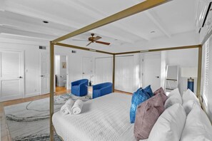 4 bedrooms, desk, iron/ironing board, travel cot - Stylish 4BR Oasis | Heated Pool, Spa & Fire Pit (Pompano Beach)