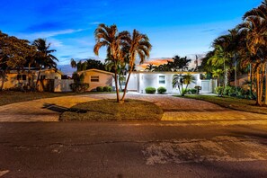 Property grounds - Stylish 4BR Oasis | Heated Pool, Spa & Fire Pit (Pompano Beach)