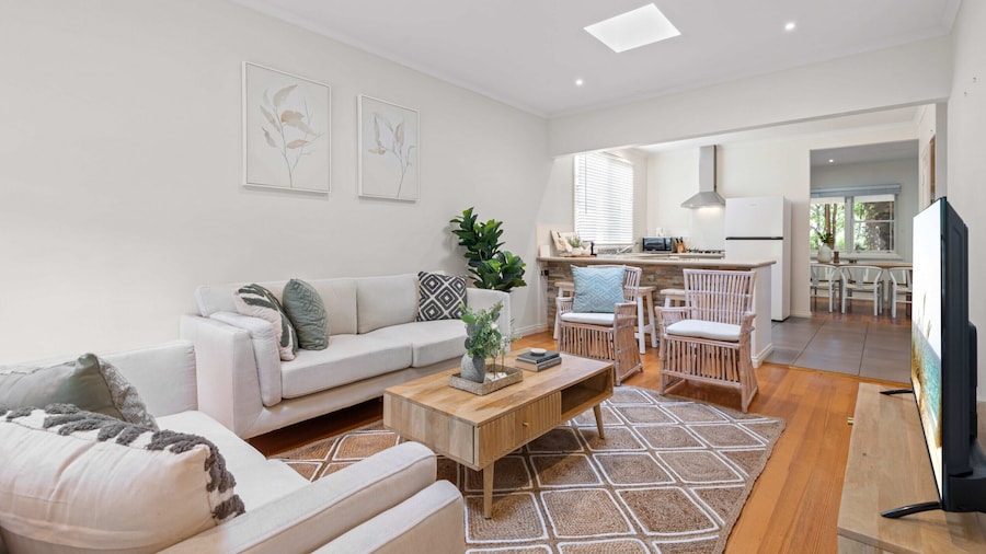 Lush 3-bed House Near the Beach