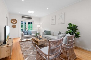 Apartment | Living room - Lush 3-bed House Near the Beach (Melbourne)