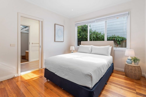 Lush 3-bed House Near the Beach