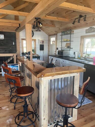 4-bedroom 2 bathroom cabin in peaceful Crown Point on Lake Champlain. 