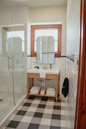 Secadora de cabello, toallas, jabón, shampoo