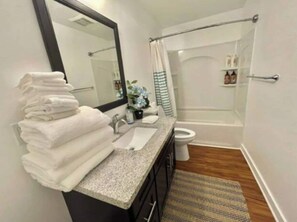 Secador de pelo, toallas y papel higiénico